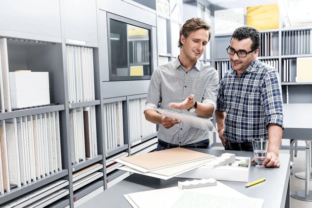 Consultation-partnership-Sto-sales-representative-and-tradesman-in-the-exhibition-room_W1476xH0