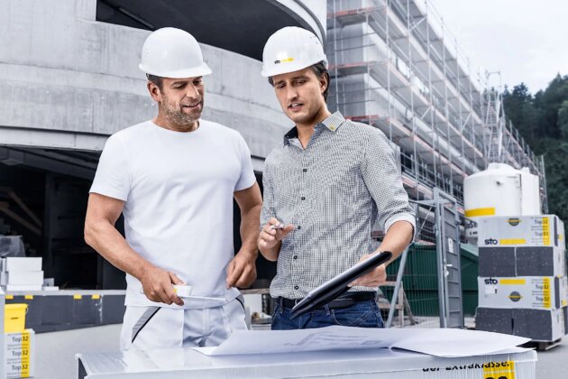 Consultation-on-the-construction-site-Sto-sales-representative-and-tradesman-on-the-construction-site_W2400xH0