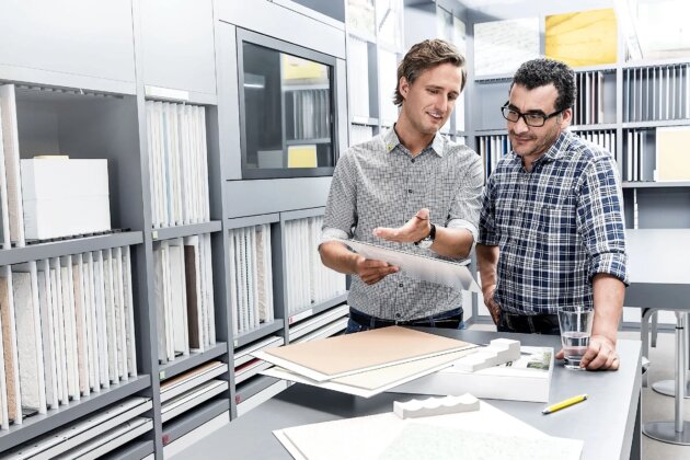 Consultation-partnership-Sto-sales-representative-and-tradesman-in-the-exhibition-room_W2400xH0