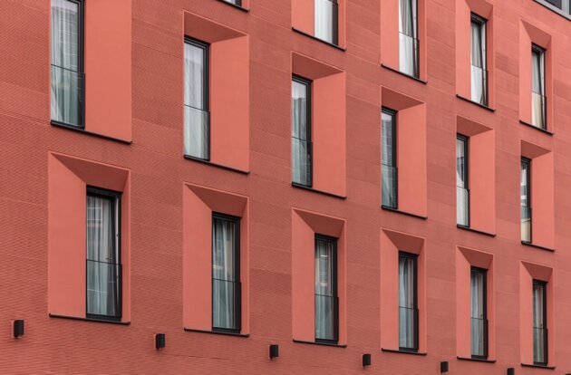 IBIS-Hotel-Aschaffenburg_StoSignature-rot-Kammzug_aus-StoMedia_W2400xH0